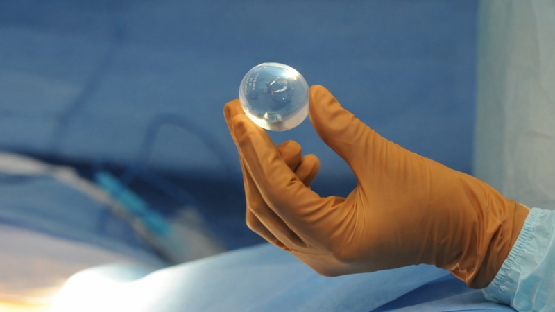 Tinh hoàn nhân tạo là một thiết bị y khoa được thiết kế nhằm mô phỏng hình dạng của tinh hoàn tự nhiên