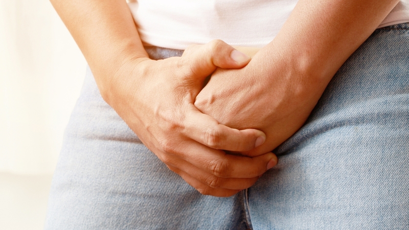 Nhiễm trùng tại vị trí cấy ghép có thể gây sưng, đau, đỏ hoặc chảy dịch