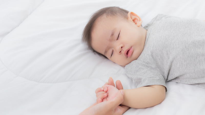 Trẻ nằm giữa bố mẹ có thể dễ bị nóng hơn trong lúc ngủ