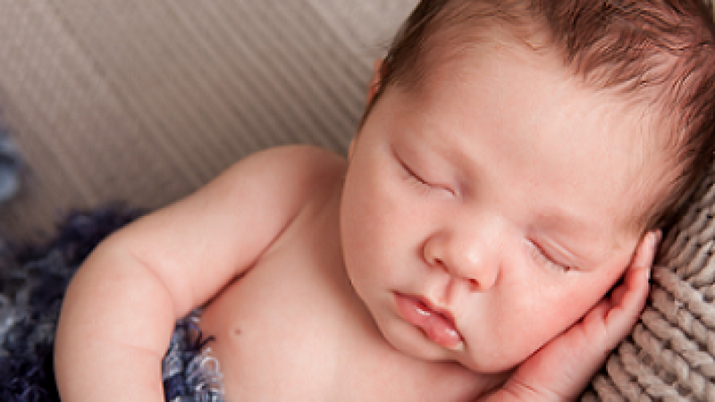 Có nên để trẻ sơ sinh nằm nghiêng hay không?