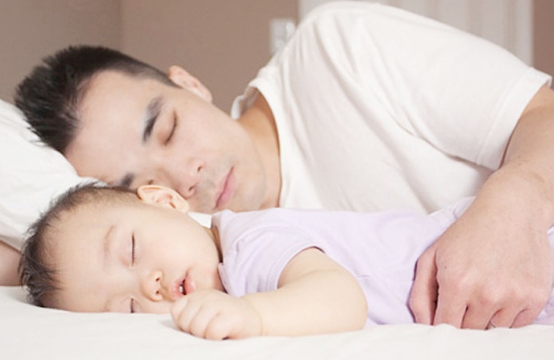 Có nên để trẻ sơ sinh nằm nghiêng hay không?