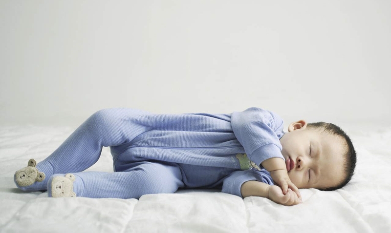 Có nên để trẻ sơ sinh nằm nghiêng hay không?