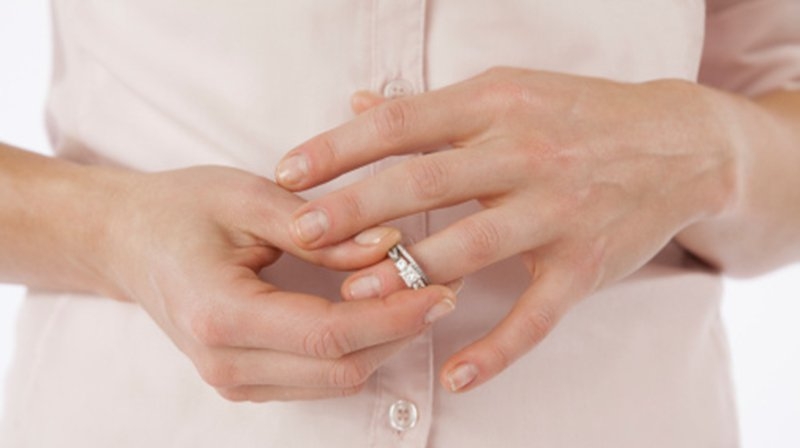 Có nên đeo bông tai khi ngủ hay không? 2