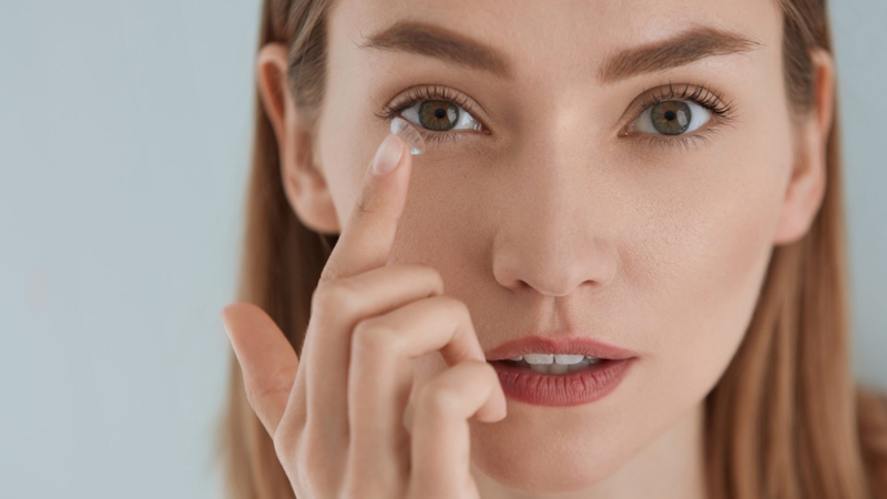 Có nên đeo kính áp tròng hàng ngày không 1