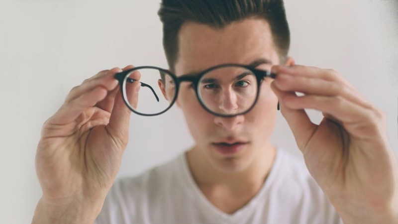 Có nên đeo kính áp tròng khi chơi thể thao không? 2