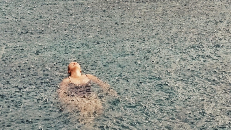 Có nên đi bơi khi trời mưa hay không? 1