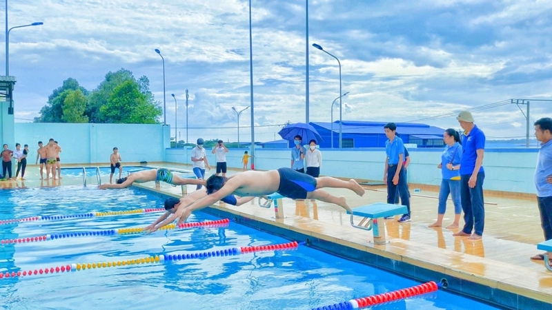 Đi bơi thường xuyên giúp bạn ngủ ngon hơn