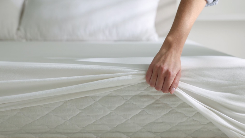 Thay ga trải giường định kỳ để giữ phòng ngủ sạch sẽ