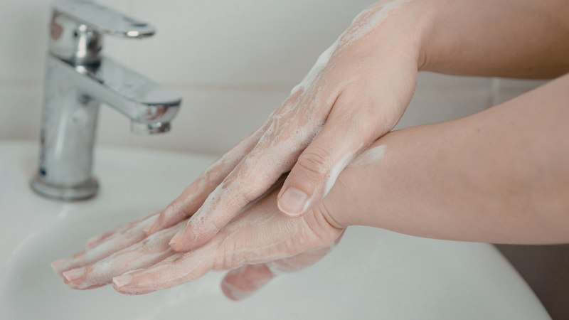 Rửa tay kỹ bằng xà phòng diệt khuẩn và vệ sinh cốc bằng nước sạch trước khi dùng