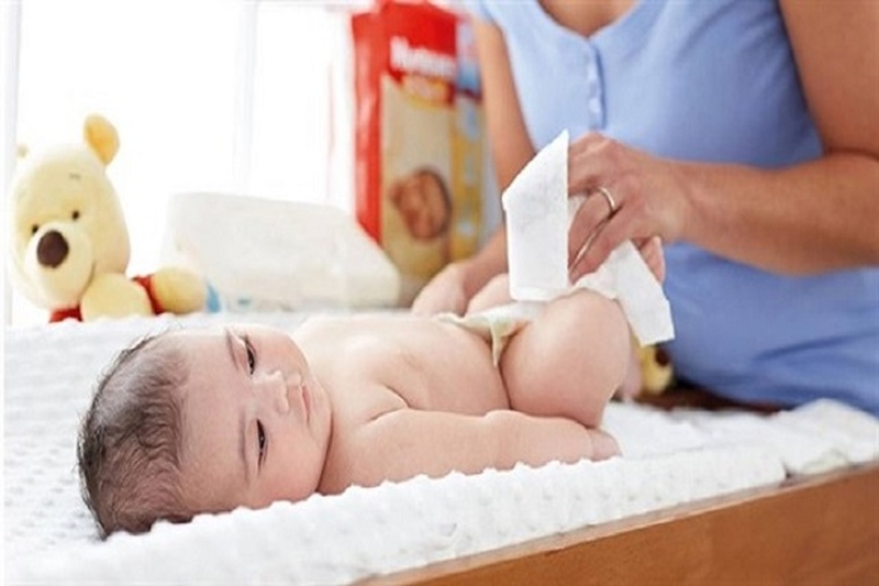 Dùng khăn ướt cho bé sơ sinh có an toàn?