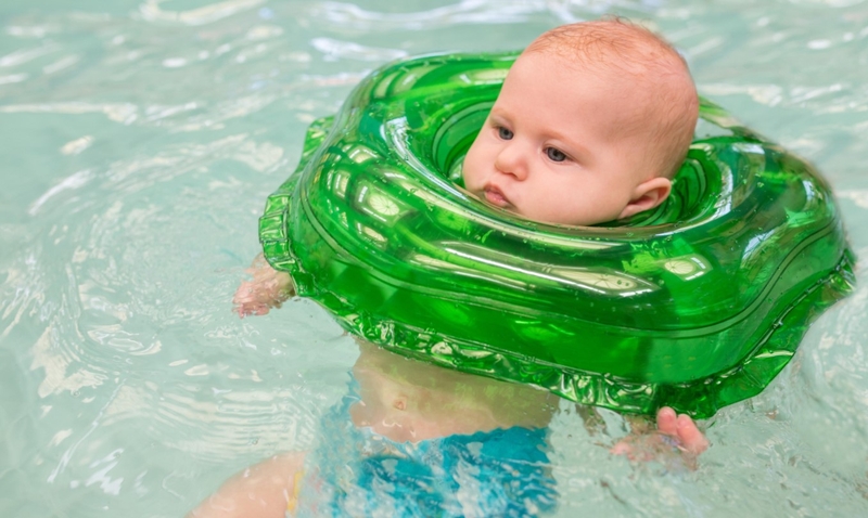 Có nên dùng phao bơi đỡ cổ cho bé không? 1