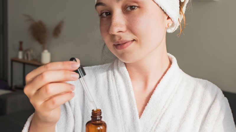 Serum thường được xem là bước dưỡng chuyên sâu, giúp cung cấp các dưỡng chất cần thiết cho làn da