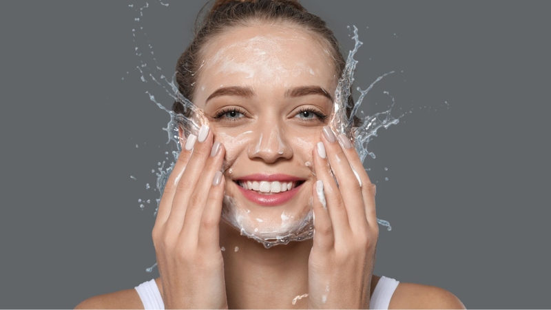Rửa mặt buổi sáng bằng sữa rửa mặt giúp loại bỏ dầu thừa và lớp dưỡng còn lại