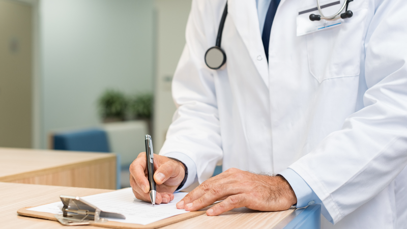 Để điều trị mụn an toàn và hiệu quả, người bị mụn nên thăm khám chuyên khoa da liễu