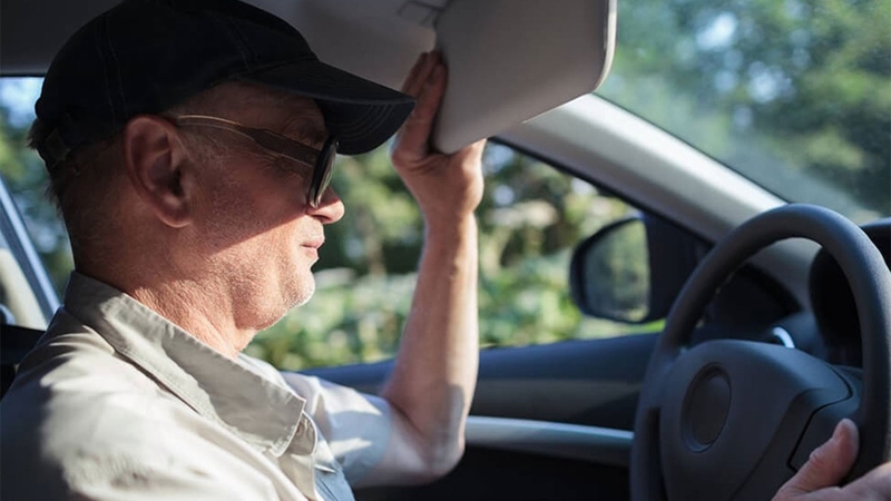 Có nên dùng tròng kính đổi màu thường xuyên không 2