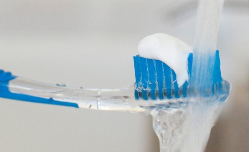 Nhúng kem đánh răng vào nước làm giảm tác dụng của kem đánh răng