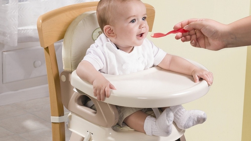 Có nên mua ghế ăn dặm cho bé? Những lợi ích và lưu ý khi sử dụng 3
