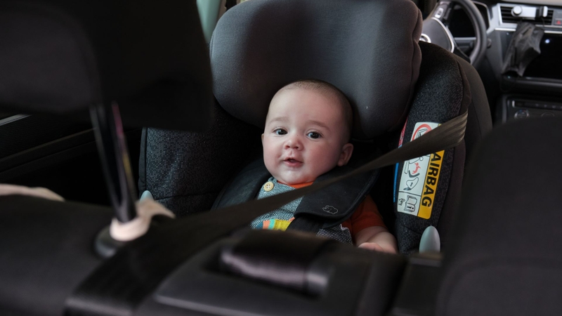 Có nên mua ghế ngồi ô tô cho em bé không?