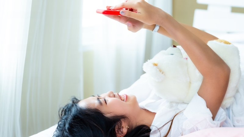 Nằm dài cả ngày được xem là cách chữa lành tạm thời của giới trẻ