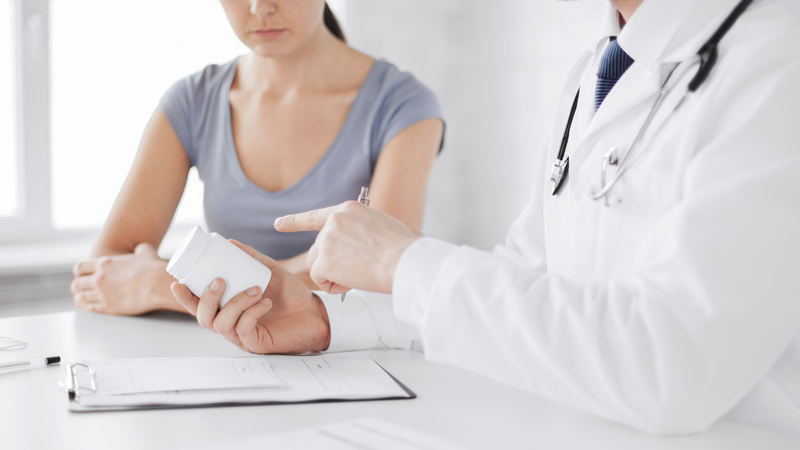 Bác sĩ có thể kê thuốc kháng sinh hoặc thuốc chống viêm để giảm nguy cơ nhiễm trùng