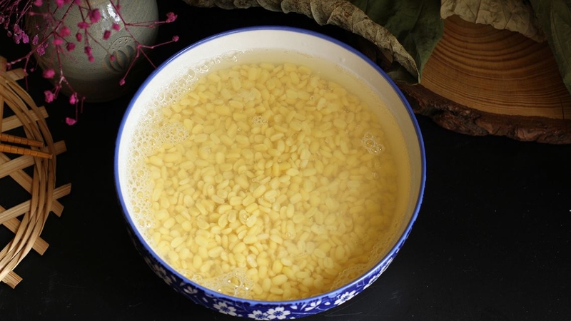 Việc ngâm đậu xanh trước khi chế biến mang lại nhiều lợi ích