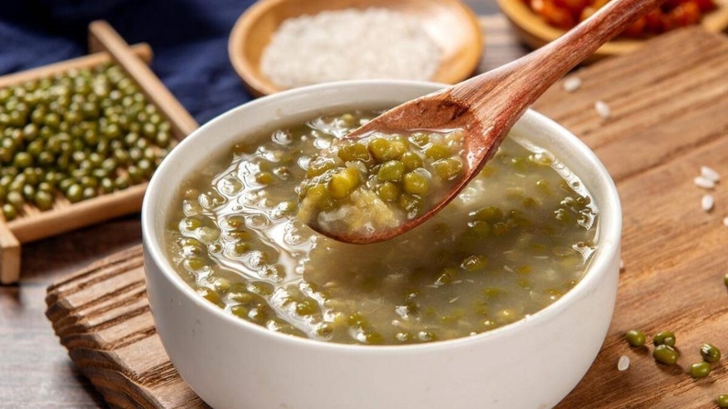 Cần quan sát kỹ và phát hiện dấu hiệu hư hỏng trước khi dùng đậu xanh ngâm để chế biến món ăn