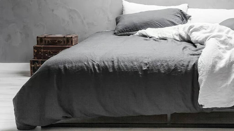 Sử dụng khăn trải giường tối màu tạo cảm giác thoải mái và hạn chế mất vệ sinh