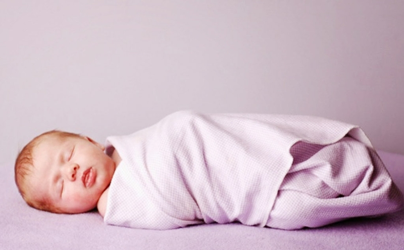 Có nên quấn trẻ sơ sinh khi ngủ?