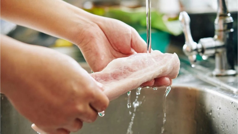 Nhiều người muốn biết&nbsp;có nên rửa thịt trước khi cho vào tủ lạnh không