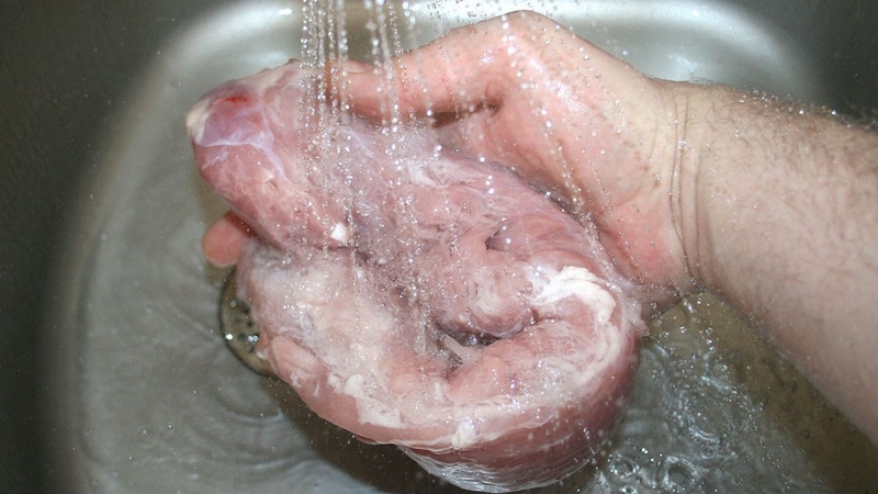 Thịt sau khi bảo quản lạnh cần được rã đông đúng cách để không ảnh hưởng đến chất lượng