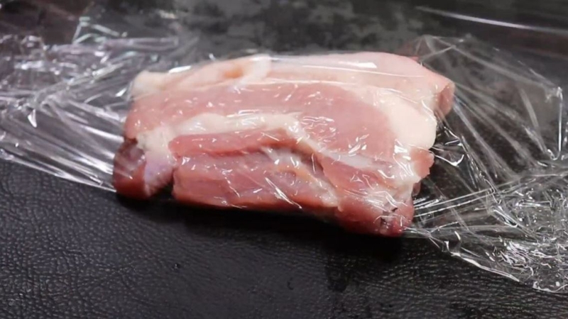 Không có trường hợp nào được khuyến cáo rửa thịt sống trước khi bảo quản