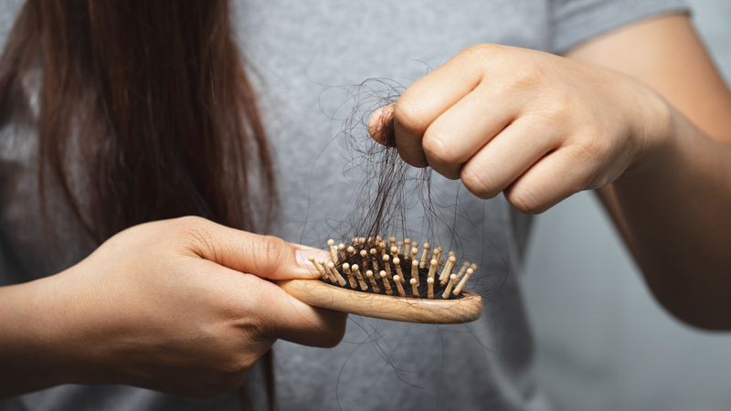 Bổ sung biotin phù hợp có thể giúp cải thiện độ chắc khỏe của tóc