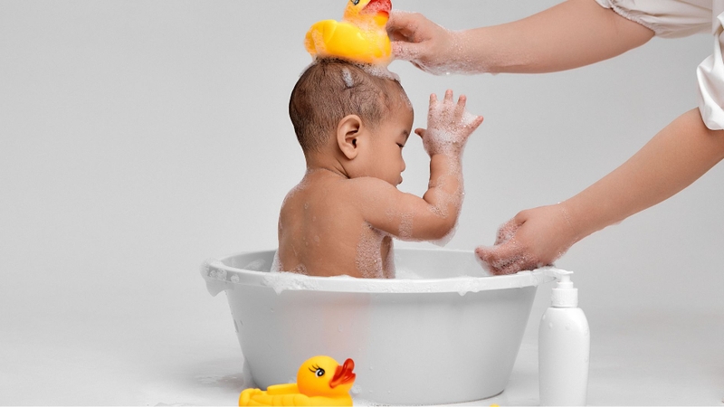 Sử dụng nguồn nước sạch đảm bảo an toàn cho làn da nhạy cảm của trẻ sơ sinh