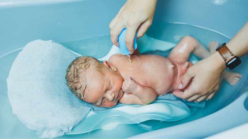 Nước tắm cho trẻ sơ sinh nên duy trì ở nhiệt độ phù hợp để tránh gây khó chịu cho bé