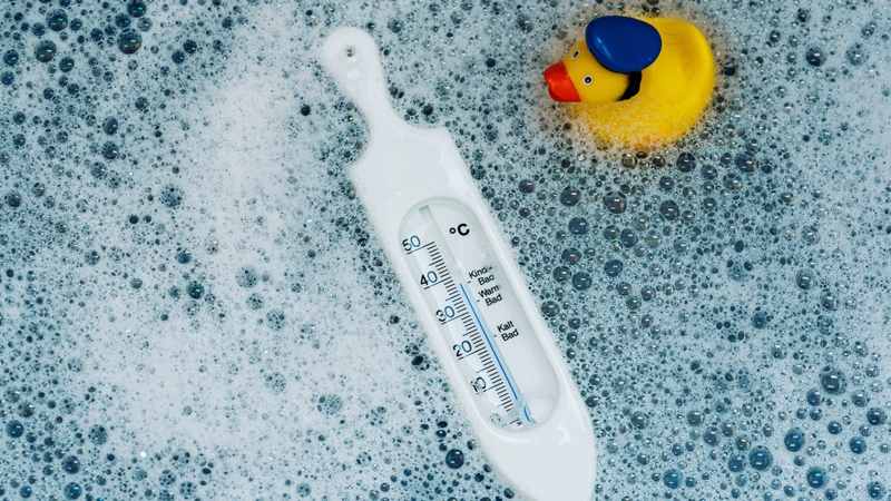 Có nên tắm khi bị sốt không? Hướng dẫn cha mẹ cách tắm cho bé khi bị sốt 2