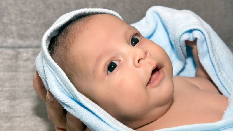 Có nên tắm khi bị sốt không? Hướng dẫn cha mẹ cách tắm cho bé khi bị sốt 3