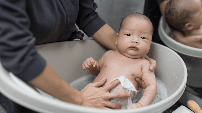 Trẻ nhỏ là một trong những đối tượng không nên tắm nước lạnh vào mùa đông