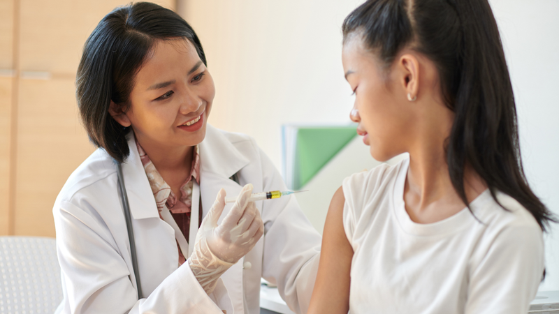 Vắc xin HPV nên được tiêm cho cả nam và nữ trong độ tuổi từ 9 - 45 tuổi