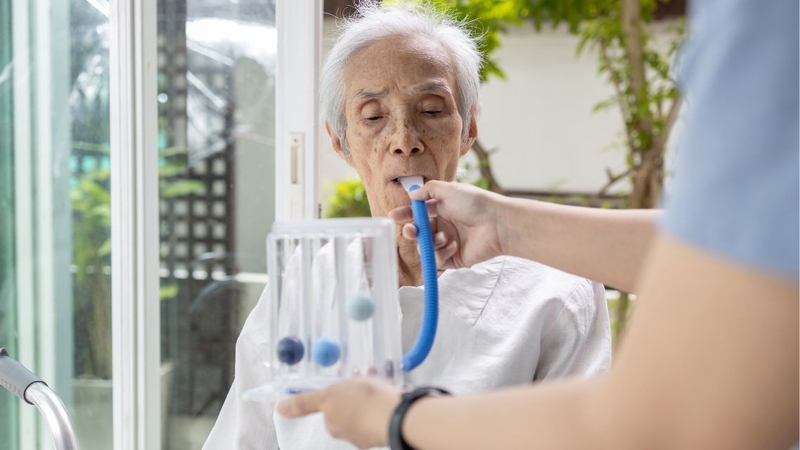 Tiêm vắc xin giúp người bệnh COPD giảm nguy cơ mắc một số bệnh truyền nhiễm có thể làm triệu chứng nặng lên