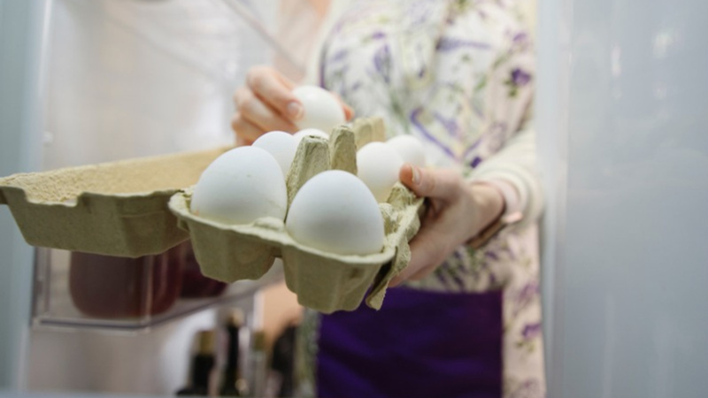 Nên giữ nguyên bao bì và đặt cả hộp vào ngăn kệ bên trong nếu đã mua trứng đóng hộp