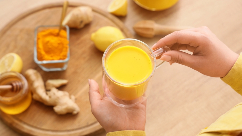 Có nên uống nước nghệ tươi hàng ngày hay không là thắc mắc của nhiều người
