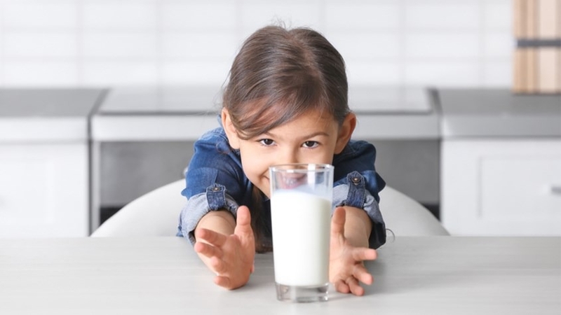 Có nên uống sữa khi đói? Thói quen uống sữa cần tránh 3