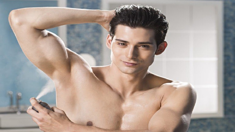 Sau khi tắm là thời điểm dùng xịt khử mùi tốt nhất vì da đang sạch sẽ