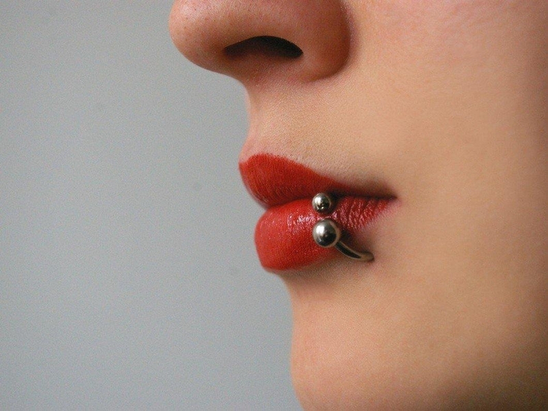 Xỏ khuyên môi và những lưu ý cần biết 1