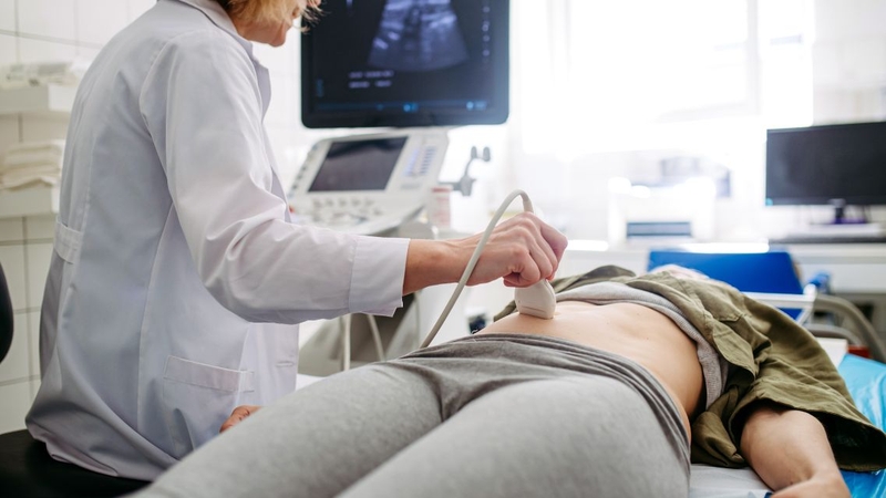 Thai phụ nên đi khám sớm nếu ra máu kèm đau bụng hoặc chóng mặt
