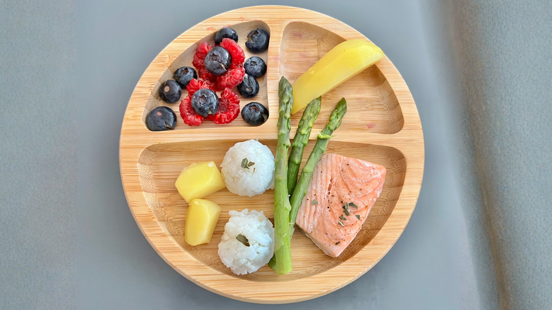 Có thể lên thực đơn ăn dặm cho bé 8 tháng kiểu Nhật với đa dạng các nhóm thức ăn như thịt đỏ và cá