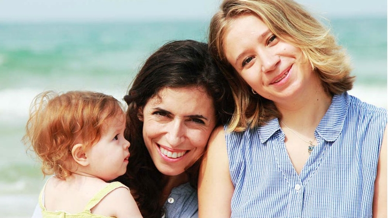 Những người đồng giới nữ có thể mang thai và nuôi dạy con tốt