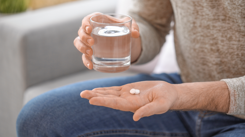 Nếu đau dạ dày hoặc phải dùng liều cao, nên uống ibuprofen sau bữa ăn