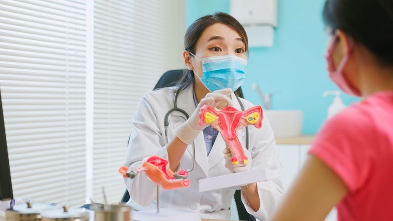 Cổ tử cung láng kèm các triệu chứng bất thường vẫn cần theo dõi và điều trị