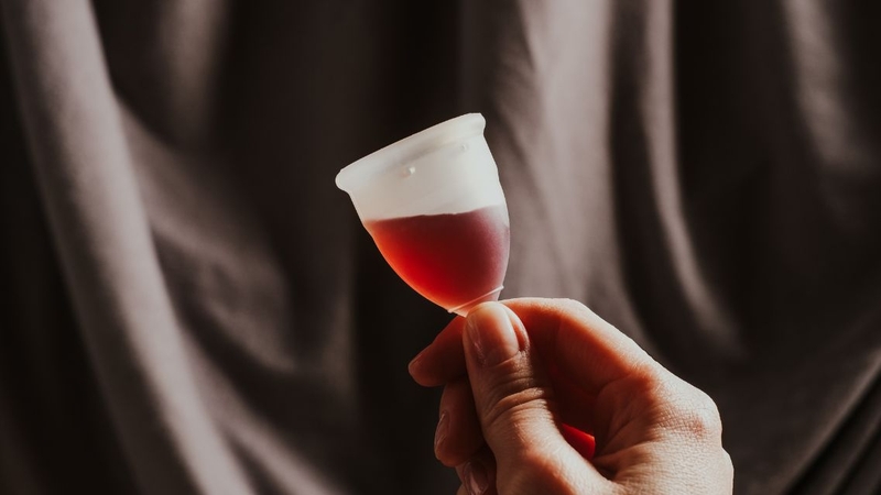 Cốc nguyệt san có làm rách màng trinh không? Nữ giới cần biết trước khi dùng 1